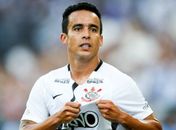 Jadson entra na Justiça e cobra cerca de R$ 850 mil do Corinthians