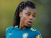 Atacante da seleção faz postagem acusando segurança de racismo