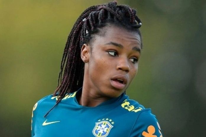 Atacante da seleção faz postagem acusando segurança de racismo