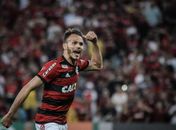 Comentarista detona jogador do Flamengo e pede punição do STJD: 'Ele é desleal'