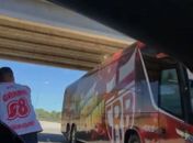 Torcedores do CRB jogam ovos na saída do ônibus do Aeroporto Zumbi dos Palmares