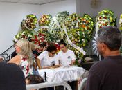 Ídolos do Santos exaltam Coutinho em velório e Pelé envia coroa de flores