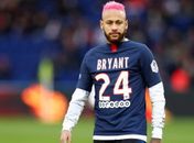 Neymar surge de visual novo e faz homenagem a Kobe Bryant no PSG