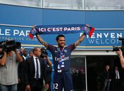 Daniel Alves durante apresentação ao PSG (Foto: Gonzalo Fuentes/Reuters )