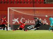 Messi (à esquerda) faz o quarto e último gol do Barcelona na partida