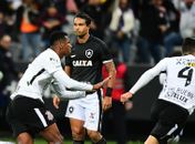 Jô assegurou a vitória por 1 a 0 sobre o Botafogo (Foto: Sergio Barzaghi/Gazeta Press)