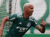 Deyverson convida mãe e criança que pediam dinheiro para jantar após jogo do Palmeiras