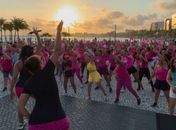 Em alusão ao Outubro Rosa, Selaj em Ação reúne centenas de pessoas no Marco dos Corais
