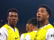 Kazim xinga torcedores durante aquecimento do Corinthians