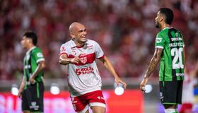 CRB bate o América-MG no Rei Pelé e ganha força na briga pelo acesso