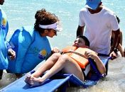 Cadeiras anfíbias promovem Maceió como destino inclusivo