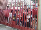 Torcida mirim do Botafogo é impedida de entrar no estádio do Mogi Mirim (Foto: Reprodução EPTV)