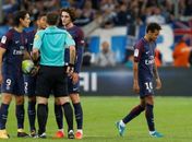 Neymar explica expulsão e brinca sobre objetos atirados: "Jogaram até baguete"