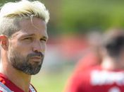 Flamengo tenta reduzir vencimentos de Diego, meia pede reajuste e negociação por renovação trava