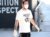 Lionel Messi usando máscara facial e luvas em Sant Joan Despi, perto de Barcelona, em 6 de maio de 2020