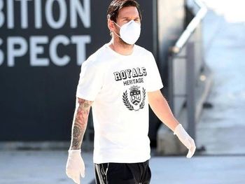 Lionel Messi usando máscara facial e luvas em Sant Joan Despi, perto de Barcelona, em 6 de maio de 2020