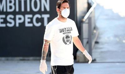 Lionel Messi usando máscara facial e luvas em Sant Joan Despi, perto de Barcelona, em 6 de maio de 2020