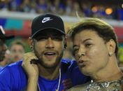 Neymar sai carregado da Sapucaí