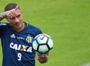 Guerrero foca na volta ao Flamengo e conversas por renovação são adiadas