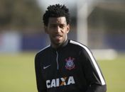 Gil dá as caras no Corinthians, e Jadson volta a treinar com bola