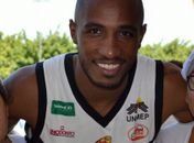 Ex-jogador de basquete é indenizado por rede de supermercados após ser seguido durante compras