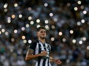Pedro Raúl mira alcançar Loco Abreu no Botafogo