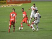 CRB sofre “apagão” no final do jogo e empata com o Vitória no Rei Pelé 