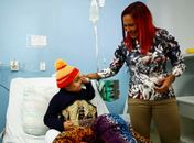 Cris Cyborg colocou o cinturão do UFC na cintura das crianças em Curitiba (Foto: Heuler Andrey/Divulgação UFC)