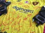 Luan Polli faz “vaquinha” de luva e camisa autografada por elenco para ajudar projetos na limpeza das praias com óleo em Pernambuco