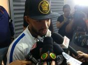 Clayson é acusado de agredir policial e presta depoimento