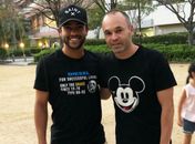 Meia do Sanfrecce Hiroshima, Felipe encontra ídolo Iniesta: “Referência”