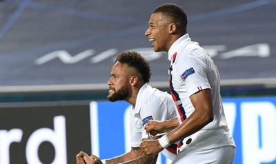 Neymar e Mbappé comemoram classificação do Paris Saint-Germain às semifinais 