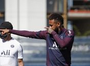 Neymar não deve ir a campo na estreia de Pochettino como técnico do PSG