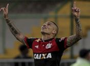 Cobrador oficial do Flamengo, Guerrero não se compara a Zico e Petkovic: 'Começando'