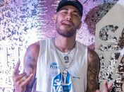 Anitta chama Neymar de “vacilão” no Carnaval de Salvador e depois se explica