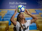 Marta é a 1ª mulher a deixar marca na calçada da fama do Maracanã
