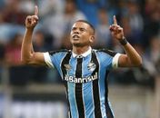 O experiente zagueiro David Braz, do Grêmio, está na mira do Fluminense

