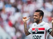 Daniel Alves revela que tentou voltar ao Barça: "Voltaria de graça"