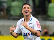 Thiago Neves fez o último gol da disputa de pênaltis (Foto: Sergio Barzaghi/Gazeta Press)