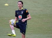 Geromel durante treino da Seleção em setembro: zagueiro mantém viva a esperança de jogar a Copa da Rússia (Foto: Pedro Martins/MoWA Press)