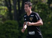 Por questões físicas, Hernanes é dúvida para clássico com o Santos