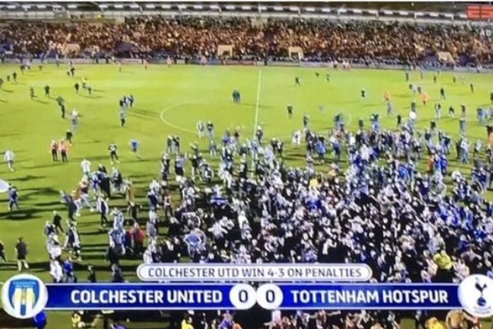 Time da quarta divisão elimina Tottenham e torcida invade gramado na Inglaterra