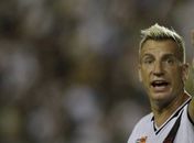 Com dois meses de atrasados, Maxi López aciona Justiça para rescindir com o Vasco