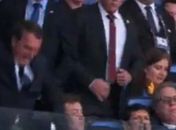 Bolsonaro quase cai ao comemorar gol do Brasil no Maracanã e internet não perdoa