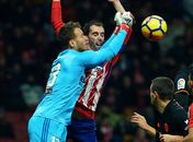 Godín perde três dentes em choque com goleiro brasileiro. Imagens fortes!