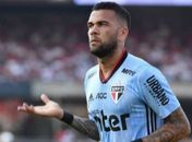 Após polêmica, Daniel Alves posta treino de fortalecimento
