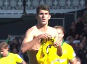Que marra! Atacante comemora gol salvador 'esfregando' camisa na cara do técnico