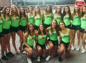 Time italiano é acusado de machismo por usar meninas com roupas curtas como gandulas