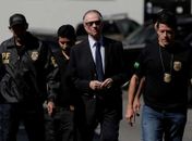 Presidente do Comitê Olímpico do Brasil (COB), Carlos Arthur Nuzman, é escoltado por policiais federais no Rio de Janeiro 05/10/2017 REUTERS/Bruno Kelly