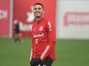 Destaque do Inter, Thiago Galhardo ironiza o Flamengo com "cheirinho"
